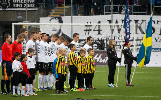 En tyst minut för Klas Ingesson innan fotbollsmatchen i