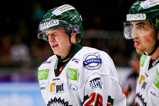 Frölundas Erik Karlsson fick en klubba i ögat