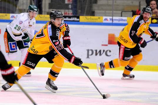 Luleås Daniel Zaar med pucken