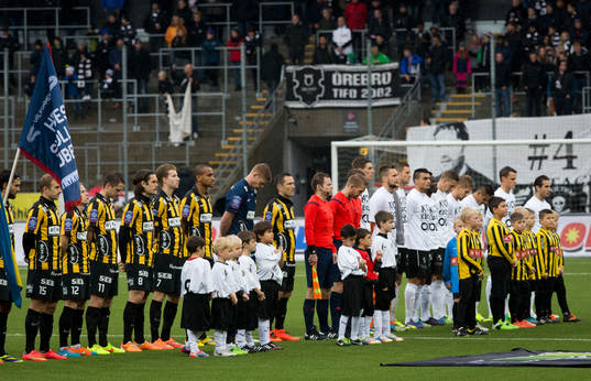 En tyst minut för Klas Ingesson innan fotbollsmatchen i