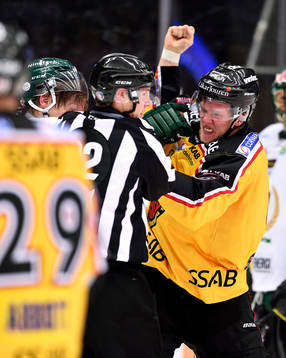 Luleås Per Savilahti-Nagander måttar ett slag mot