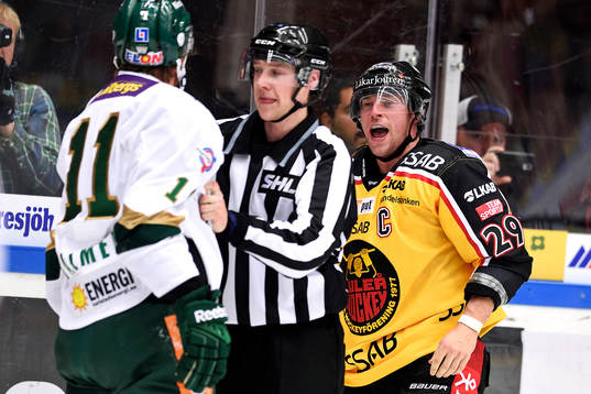 Färjestads Anssi Salmela och Luleås Chris Abbott i bråk