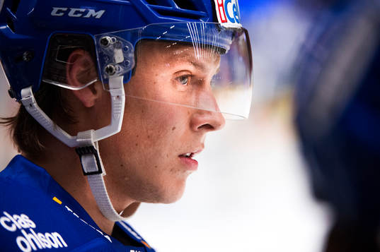 Leksands David Åslin värmer upp för sin första match i