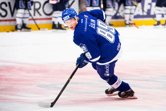Leksands David Åslin värmer upp före ishockeymatchen i