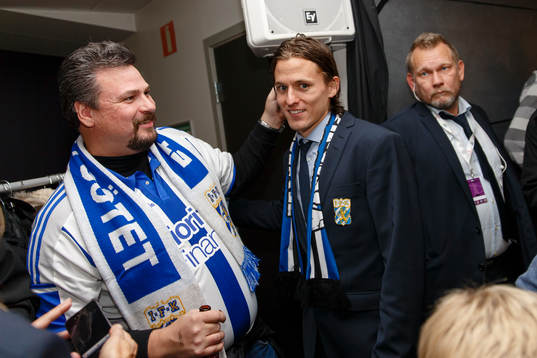 IFK Göteborgs Lasse Vibe med en supporter