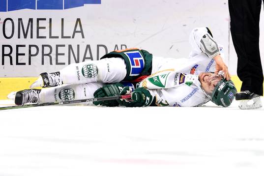 Färjestads Anton Grundel ligger på isen