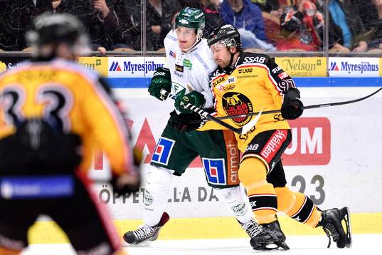 Luleås Per Ledin tacklar Färjestads Anton Hedman