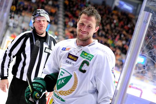 Färjestads Ole-Kristian Tollefsen ser nöjd ut när han