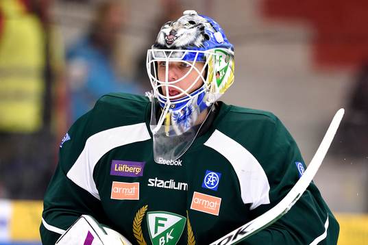Färjestads målvakt Adam Werner på uppvärmningen