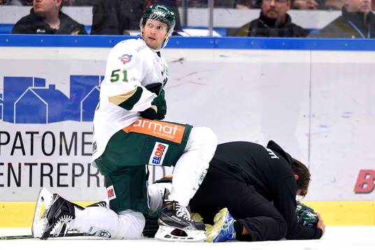 Färjestads Rickard Wallin sitter bredvid Anton Grundel