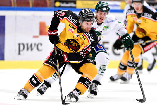 Luleås Jonathan Granström jagas av Färjestads Linus