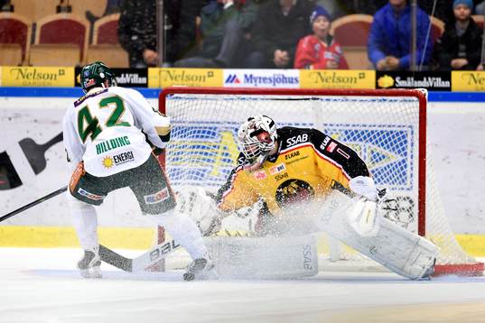 Luleås målvakt Daniel Larsson räddar Färjestads Joakim