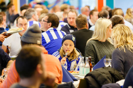 Brunch för IFK supportrar innan fotbollsmatchen i