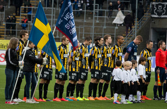 En tyst minut för Klas Ingesson innan fotbollsmatchen i