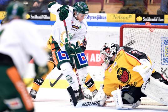 Färjestads Joakim Nygård försöker trycka in pucken