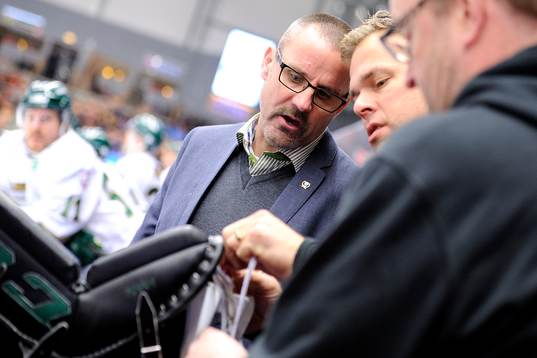 Färjestads tränare Tommy Samuelsson tittar på målvakt