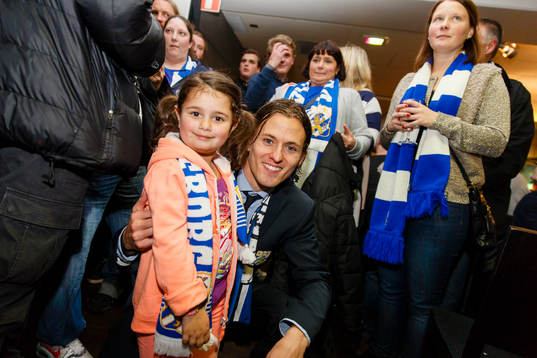 IFK Göteborgs Lasse Vibe fotograferas med en supporter