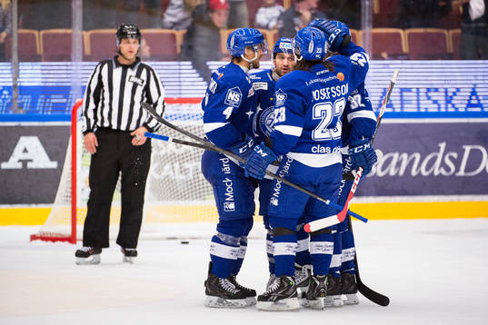 Leksands Eric Himelfarb, i mitten, jublar med lagkamraterna