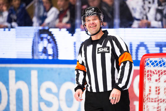 Domaren Patrik Sjöberg jublar