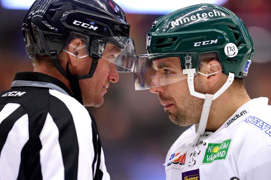 Färjestads Milan Gulas och linjeman Jan Sandström
