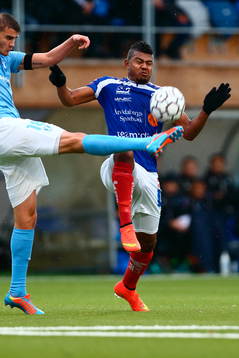 Åtvidabergs Ricardo Santos i kamp om bollen med Malmös