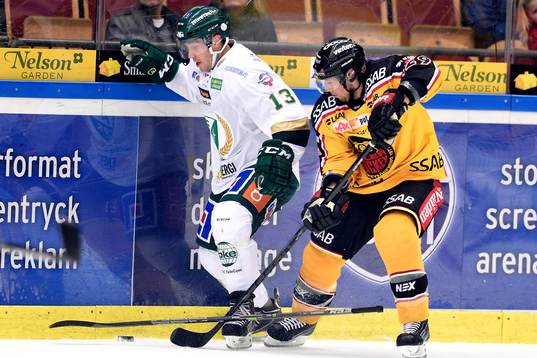 Färjestads Linus Persson i kamp om pucken med Luleås