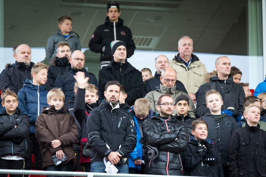 En tyst minut för Klas Ingesson innan fotbollsmatchen i