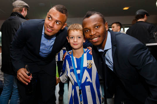 IFK Göteborgs Kenneth Zohore och May Mahlangu fotograferas