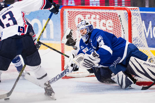 Leksands målvakt Joakim Lundström faller