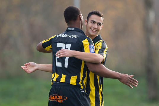 Häckens Carlos Strandberg jublar ihop med Robert Lipovac