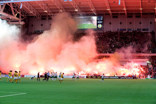 Hammarbys supportrar tänder bengaler innan