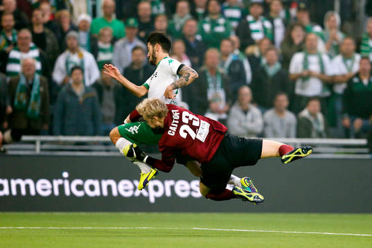 Hammarbys Nahir Besara och Jönköpings målvakt Anton