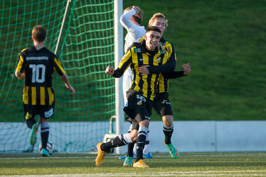 Häckens Daniel Krezic jublar ihop med Adam Andersson