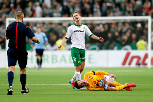 Hammarbys Erik Israelsson får en varning