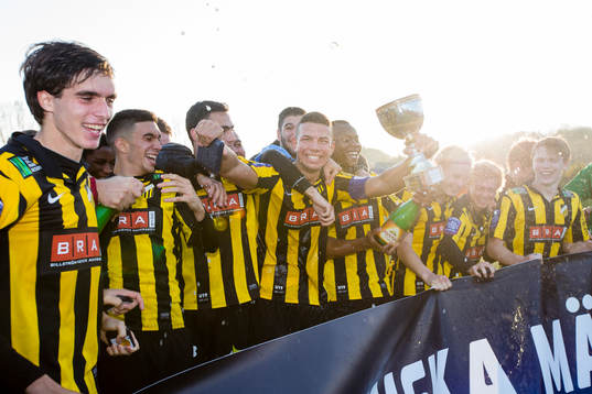 Häcken firar segern i U19 SM-finalen i fotboll mellan