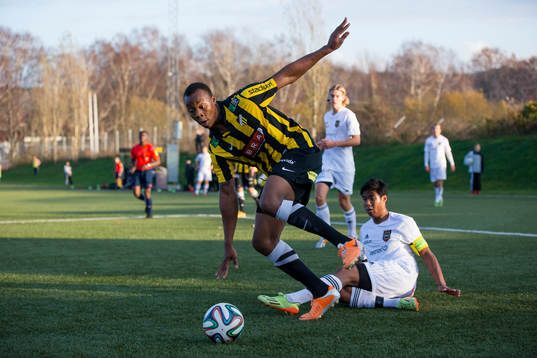 Häckens Carlos Strandberg tar sig förbi Brommapojkarnas