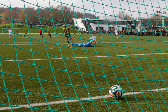 Häckens Carlos Strandberg skjuter 1-0 bakom