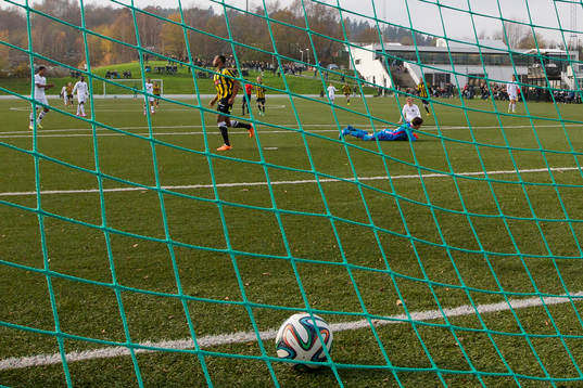 Häckens Carlos Strandberg skjuter 1-0 bakom