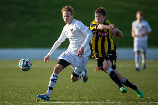 Brommapojkarnas Jonathan Augustinsson i kamp om bollen med
