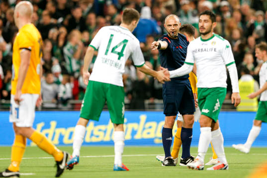 Robert Daradic, domare pekar på straffpunkten