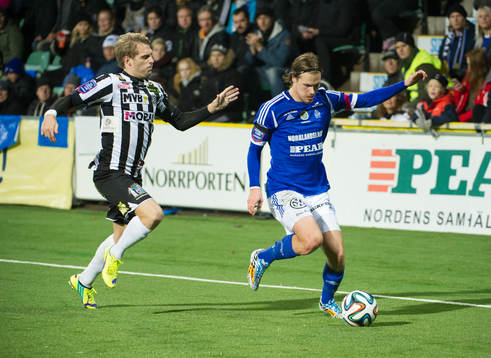 Landskronas Martin Rudolfsson i närkamp mot Sundsvalls