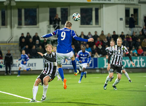 Sundsvalls Johan Eklund nickar bollen