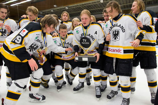 Värmlands Fabian Zetterlund håller i pokalen