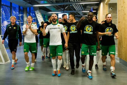Hammarbys Kennedy Bakircioglu och resten av spelarna jublar