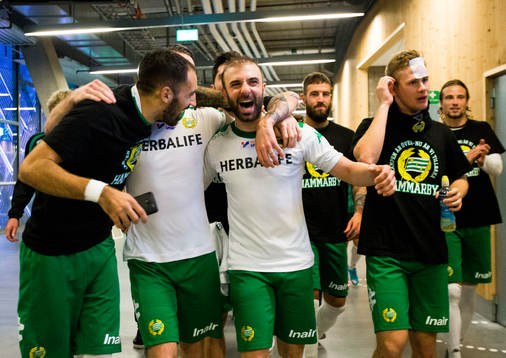 Hammarbys Kennedy Bakircioglu och resten av spelarna jublar