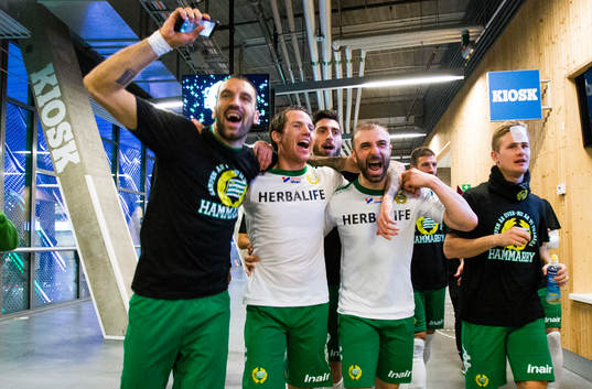 Hammarbys Kennedy Bakircioglu och resten av spelarna jublar