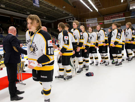 Värmlands Anton Forsell tar emot sin guldmedalj