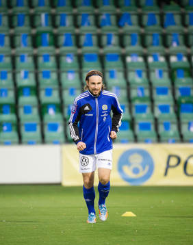 Sundsvalls Kevin Walker värmer upp innan fotbollsmatchen i