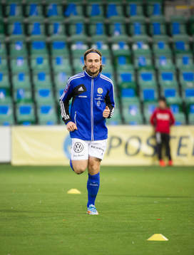 Sundsvalls Kevin Walker värmer upp innan fotbollsmatchen i