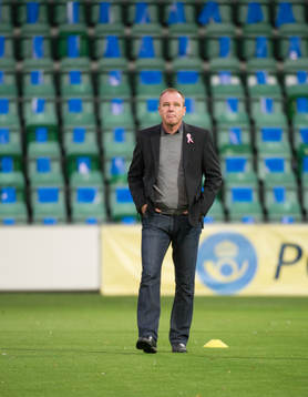Sundsvalls tränare Roger Franzén innan fotbollsmatchen i